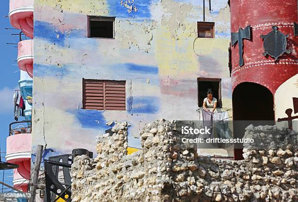 La Habana Cuba Mujer Planchado Para Colgar En Hamel Alley Foto de stock y más banco de imágenes de Adulto