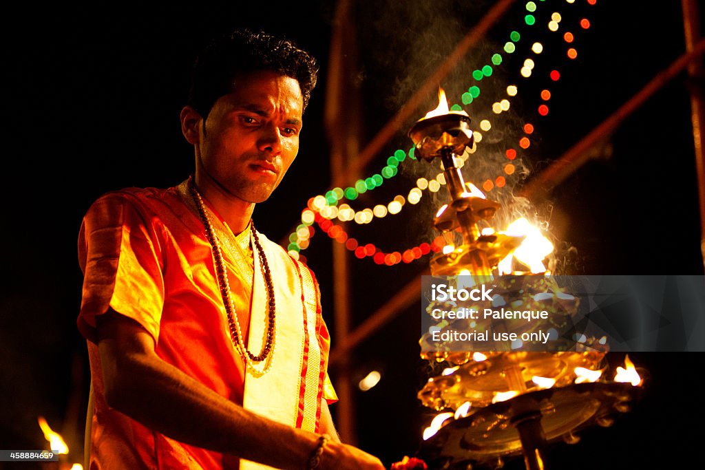 Hinduista Ksiądz wykonywania religijnych Ganga Aarti ablucja (pożar puja - Zbiór zdjęć royalty-free (Arati - rytuał)