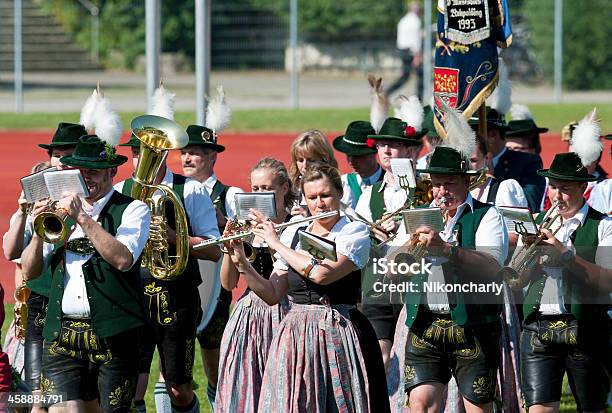 Banda Bavarese - Fotografie stock e altre immagini di Oktoberfest - Oktoberfest, Adulto, Albero