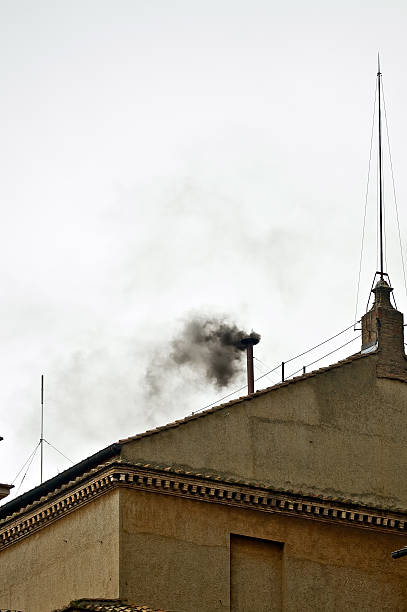 블랙 흡연합니다 굴절률은 교황 conclave 왜고너의 - papal conclave 뉴스 사진 이미지