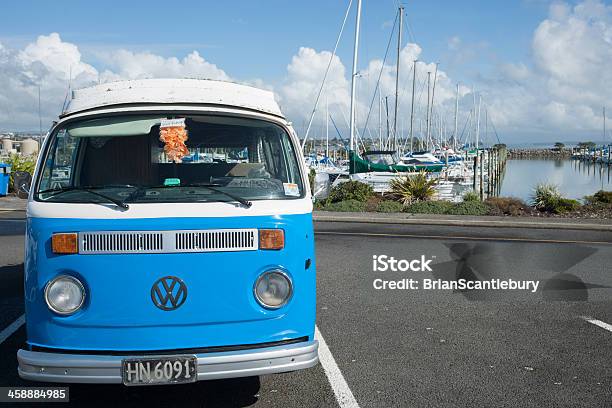 Vw Kombi Retrò Veicolo - Fotografie stock e altre immagini di Volkswagen - Volkswagen, Camper, Blu