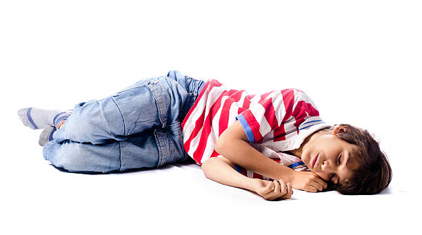 Niño durmiendo, aislado sobre fondo blanco - foto de stock