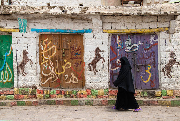 mujer en yemen - nikab veil islam arabia fotografías e imágenes de stock