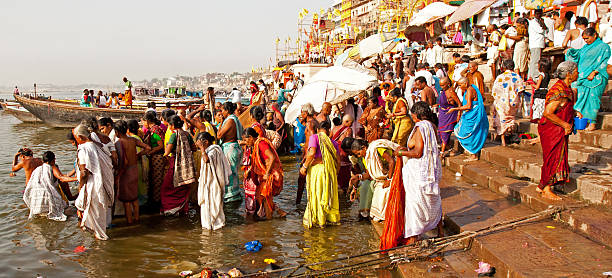 ヒンズー教の人々の朝のバスタイムを過ごしながら、ガンジス川 ストックフォト