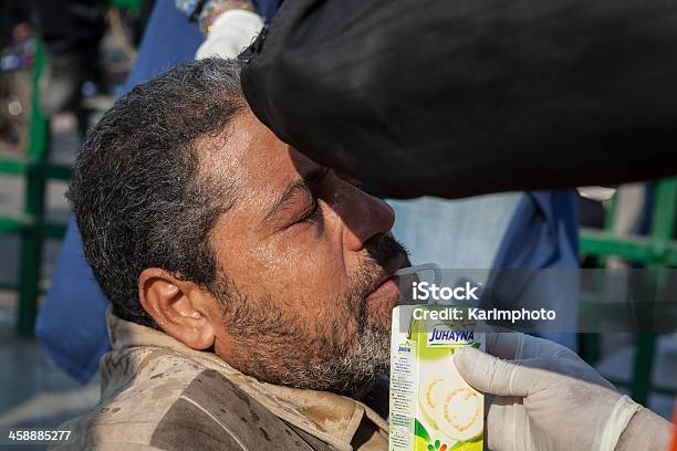 Wounded Człowiek Otrzymuje Pomoc Na Tahrir Square - zdjęcia stockowe i więcej obrazów 2011 - 2011, Arab Spring, Azja Zachodnia
