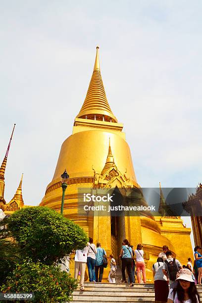 Foto de Visitando Pagode Siratana Chedi e mais fotos de stock de Adulto - Adulto, Bangkok, Budismo