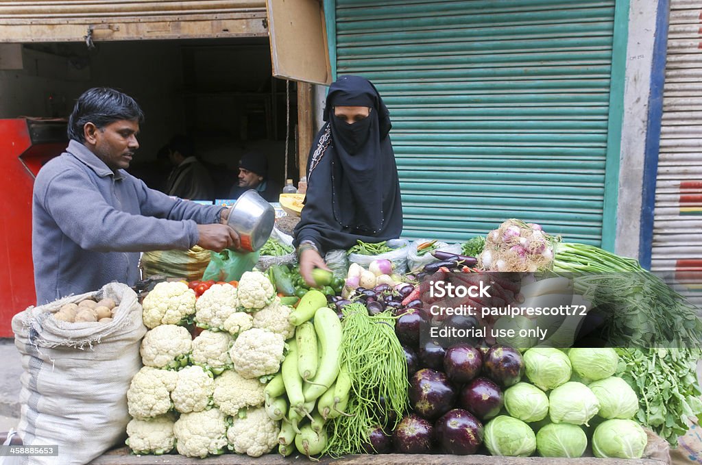 Kobieta kupując warzywa - Zbiór zdjęć royalty-free (Sklep)