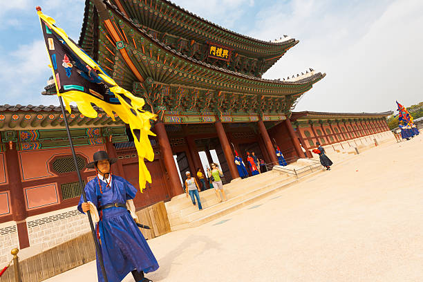 guardia di palazzo gyeonbokgung bandiera porta di ingresso inclinato - seoul honor guard horizontal front view foto e immagini stock