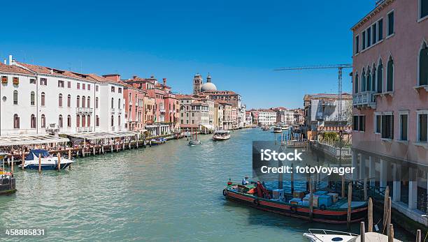 Venedig Einheimische Und Touristen Auf Den Belebten Gand Canal Ferrovia Italien Stockfoto und mehr Bilder von Alt