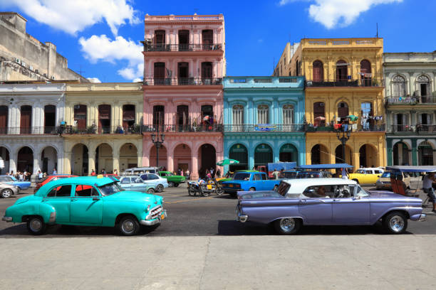 ビンテージ車の移動の通りでカラフルなハバナ - cuba car chevrolet havana ストックフォトと画像