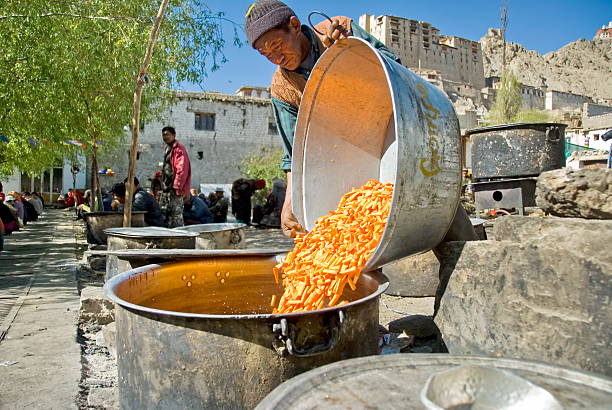 voluntarios prepara sopa público en puja ceremonia en leh, india. - buddhist puja fotografías e imágenes de stock