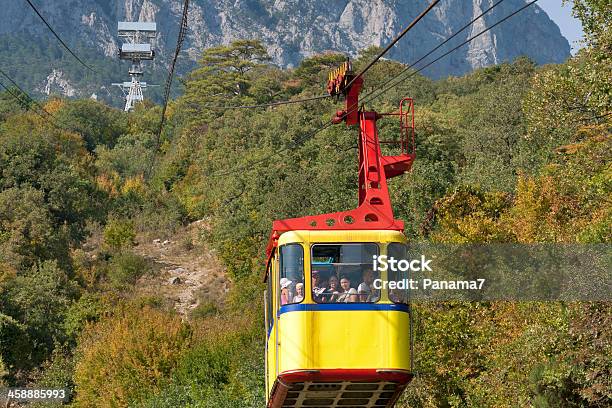 Foto de Teleférico Até O Topo Da Montanha Aipetri e mais fotos de stock de Acampamento de Férias - Acampamento de Férias, Ai-Petri, Bosque - Floresta