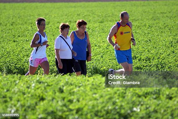 País De Marzo Foto de stock y más banco de imágenes de Actividad física - Actividad física, Aire libre, Correr