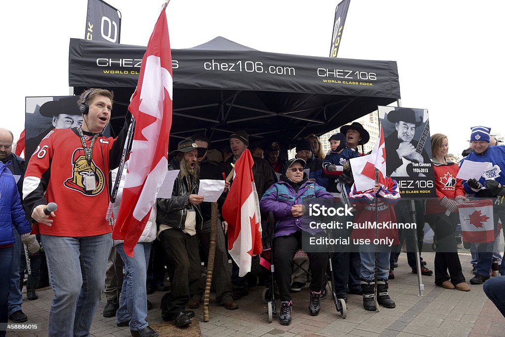 Fans honor Stompin'Tom Connors - Lizenzfrei Ahornblatt Stock-Foto