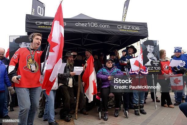 Foto de Fãs Honra Stompintom Connors e mais fotos de stock de Bandeira - Bandeira, Bandeira Canadense, Brinde