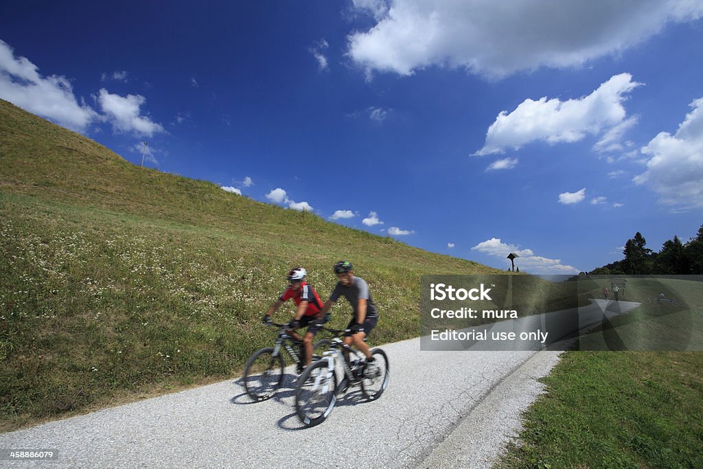 Bicicleta viagem a Eslovénia Alpes - Foto de stock de Adulto royalty-free