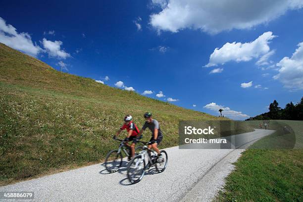 Foto de Bicicleta Viagem A Eslovénia Alpes e mais fotos de stock de Adulto - Adulto, Adulto de idade mediana, Ajardinado