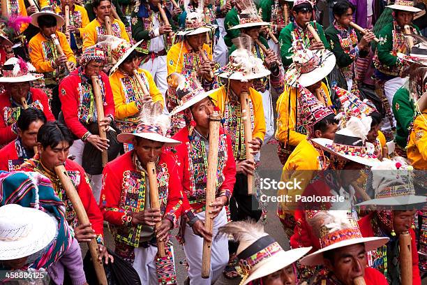 Músicos Em Desfile Carnaval De Oruro A Bolívia - Fotografias de stock e mais imagens de Alegria - Alegria, Bolívia, Carnaval - Evento de celebração