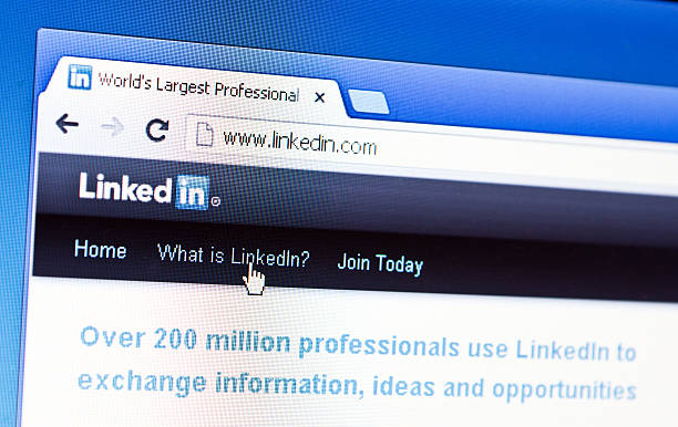 linkedin la page sur écran d'ordinateur portable - linked in photos et images de collection