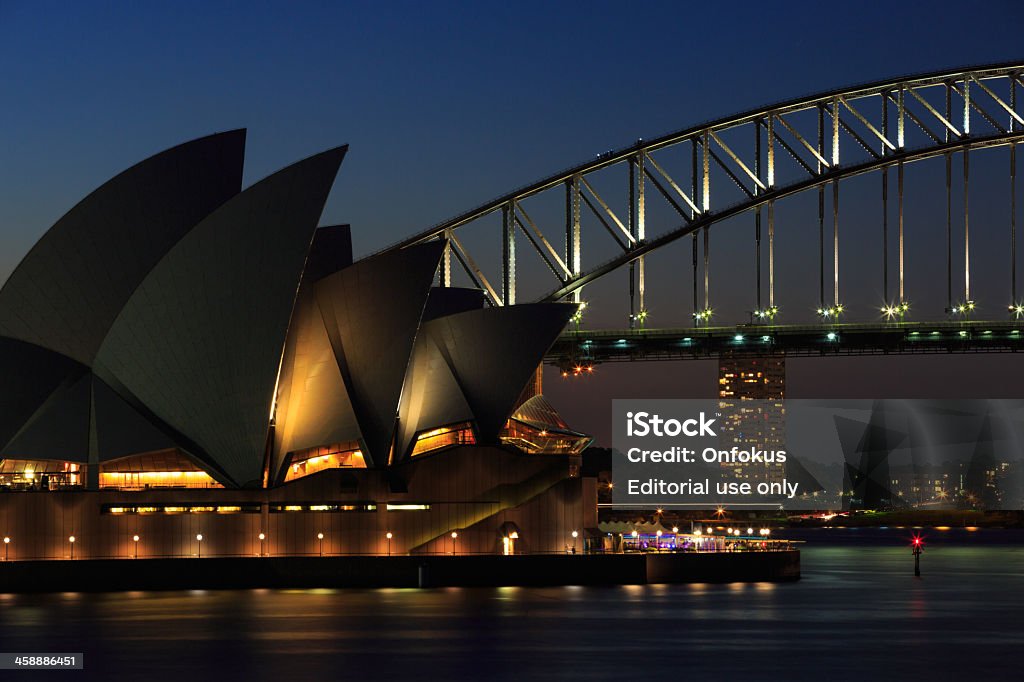 Ville de l'Opéra de Sydney et le pont Harbour Bridge, au crépuscule - Photo de Australie libre de droits