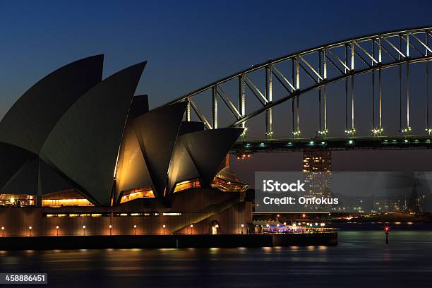 Photo libre de droit de Ville De Lopéra De Sydney Et Le Pont Harbour Bridge Au Crépuscule banque d'images et plus d'images libres de droit de Australie