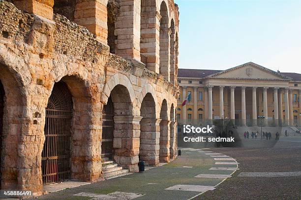 Veronaarena E Comune Building - Fotografias de stock e mais imagens de Anfiteatro - Anfiteatro, Antigo, Arcaico