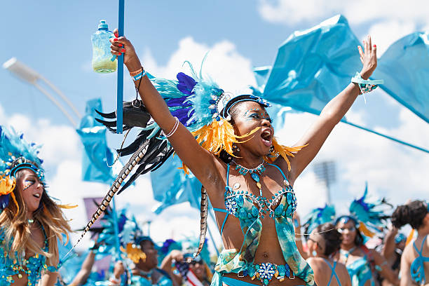 fêmea masquerader em uma máscara - carnival parade imagens e fotografias de stock