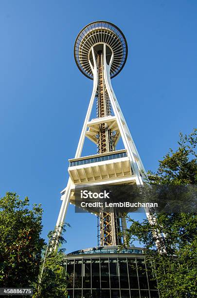 Lo Space Needle Di Seattle - Fotografie stock e altre immagini di Composizione verticale - Composizione verticale, Fotografia - Immagine, Moderno