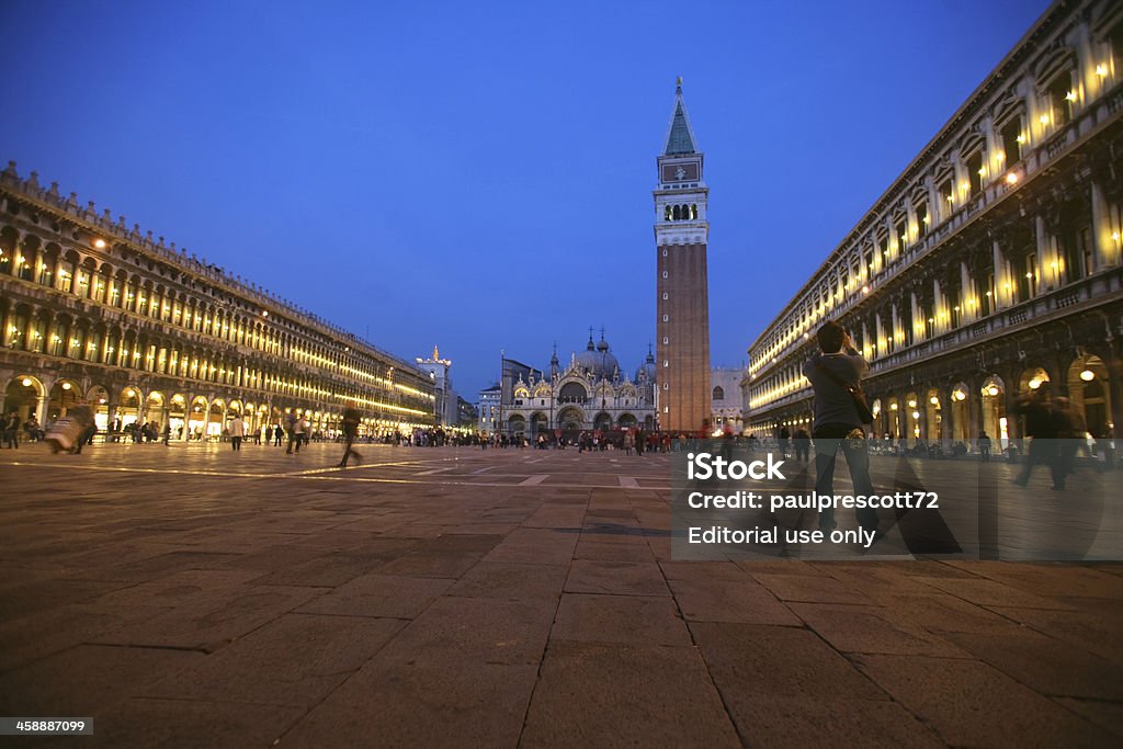 St Mark's Square w noc - Zbiór zdjęć royalty-free (Architektura)