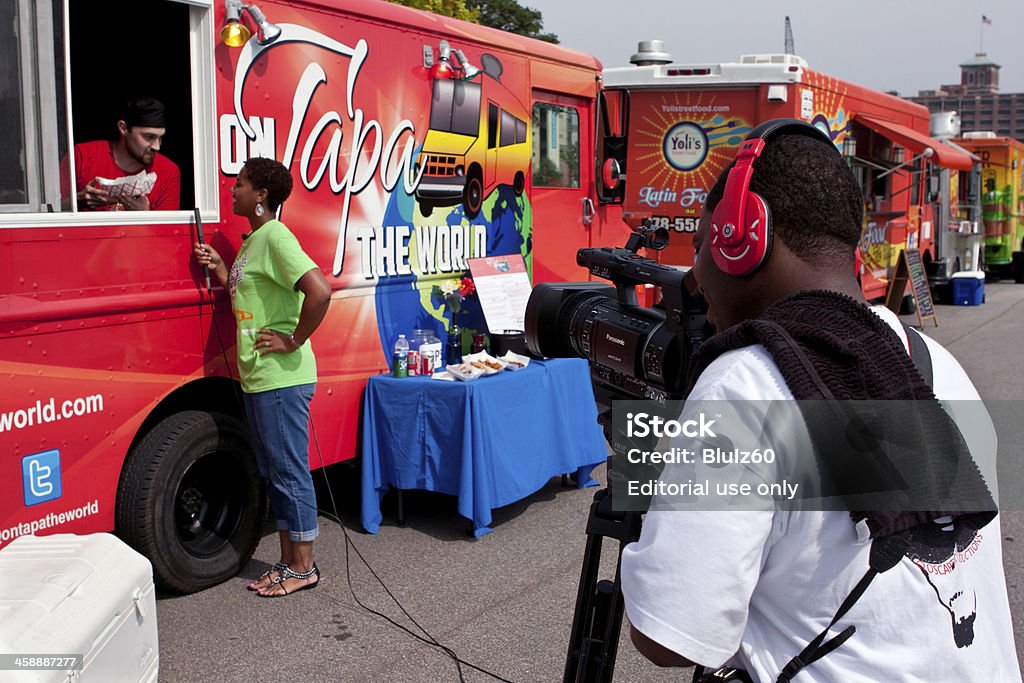 Cameraman pousses de Reporter les entretiens des Food trucks de l'employé - Photo de Entretien libre de droits