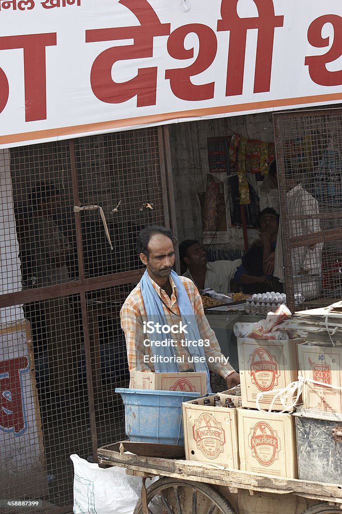 Indian street trader con cajas de producción - Foto de stock de Aire libre libre de derechos