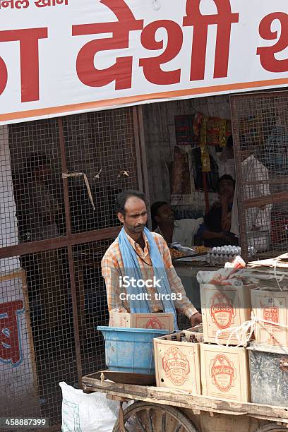 Indian Street Trader Con Cajas De Producción Foto de stock y más banco de imágenes de Aire libre - Aire libre, Asia, Báscula