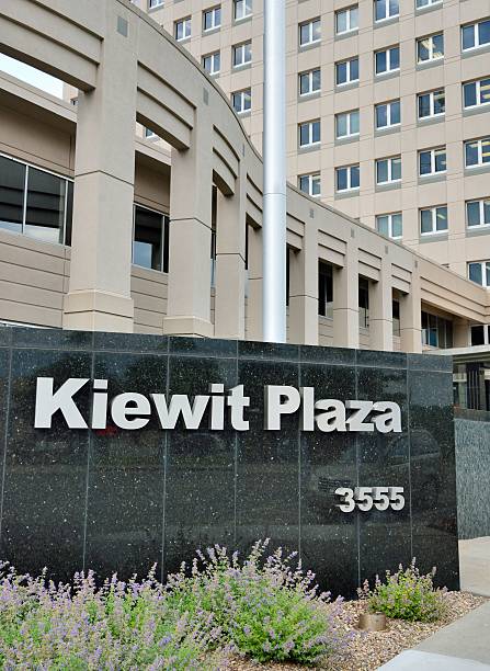 kiewit plaza, omaha, nebraska - warren buffett photos et images de collection