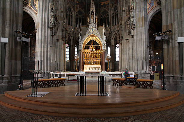 vienna-votive церковь - altar church vienna gothic style стоковые фото и изображения