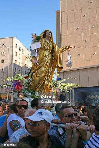 황후상 Of 동정녀 메리 어썸션 행렬 In 프랑스 마르세유발 거리에 대한 스톡 사진 및 기타 이미지 - 거리, 관광, 금-금속