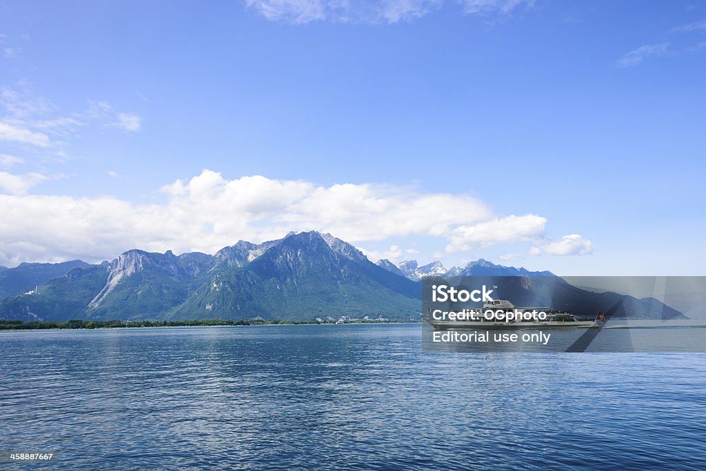 Atraviesa Ferry barco en el lago de Geneva entre Suiza y en Francia - Foto de stock de Agua libre de derechos