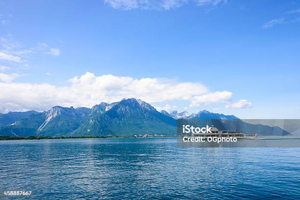 Atraviesa Ferry Barco En El Lago De Geneva Entre Suiza Y En Francia Foto de stock y más banco de imágenes de Agua