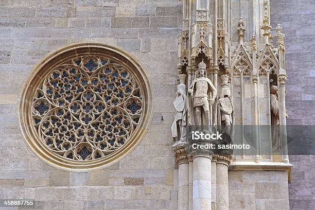 Rosetón En La Catedral De St Stephens Foto de stock y más banco de imágenes de Arquitectura exterior - Arquitectura exterior, Catedral de San Esteban - Viena, Fotografía - Imágenes