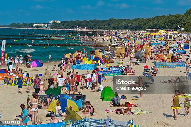 Lotado Kolobrzeg Praia No Verão - Fotografias de stock e mais imagens de Ao Ar Livre - Ao Ar Livre, Apanhar Sol, Areia