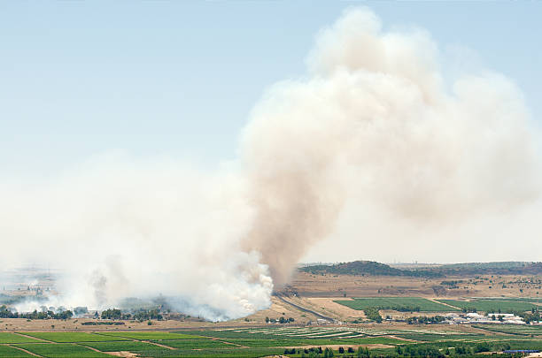 bataille de la ville de syrie al-qunaytirah à proximité de la frontière israélienne - al qunaytirah photos et images de collection