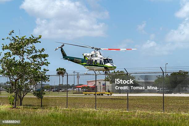 Helikopter Ratunkowy Miami Dade Fire - zdjęcia stockowe i więcej obrazów Członek ekipy ratunkowej - Członek ekipy ratunkowej, Drzewo, Fotografika