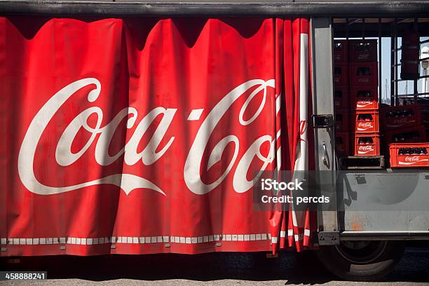 Cocacola Camion Per La Consegna - Fotografie stock e altre immagini di Cola - Cola, TIR, Tenda