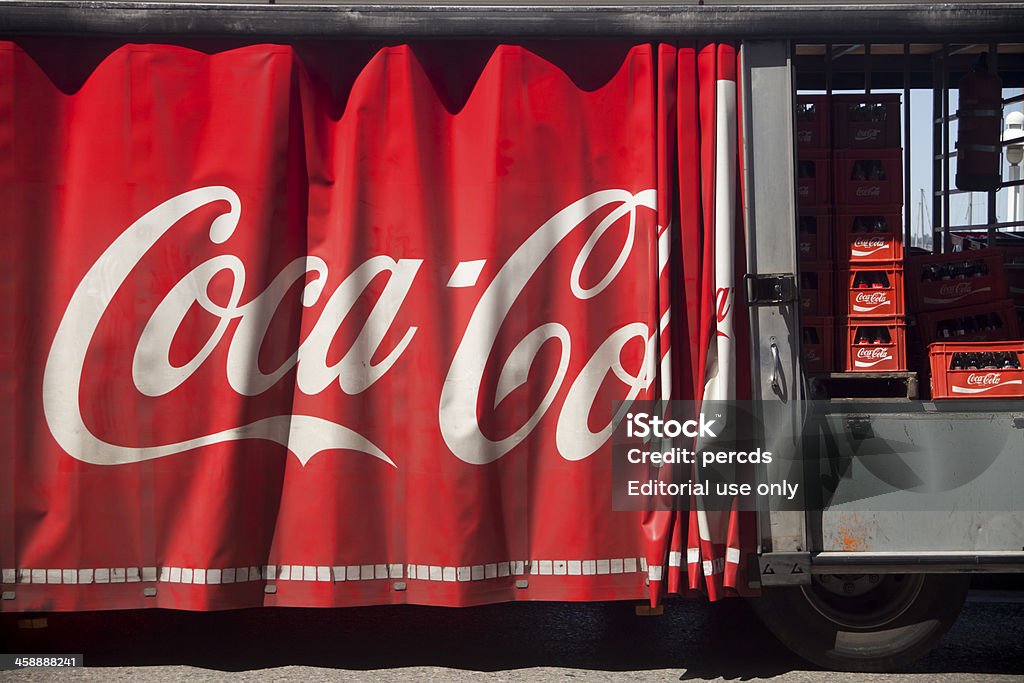 Coca -Cola （コカコーラ）配送トラックます。 - コーラのロイヤリティフリーストックフォト