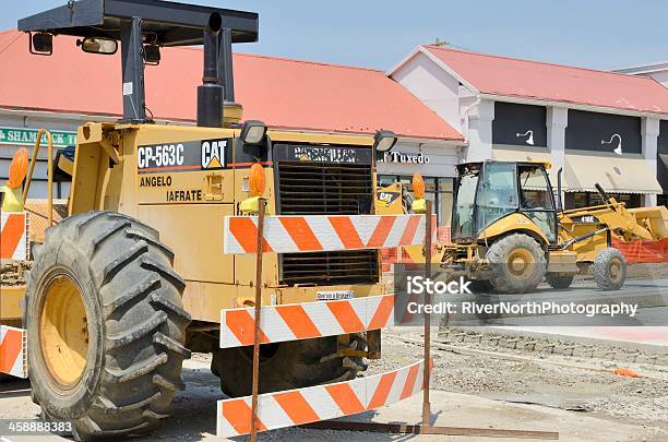 Foto de Construção De Estrada e mais fotos de stock de Antigo - Antigo, Armação de Construção, Atualização - Comunicação