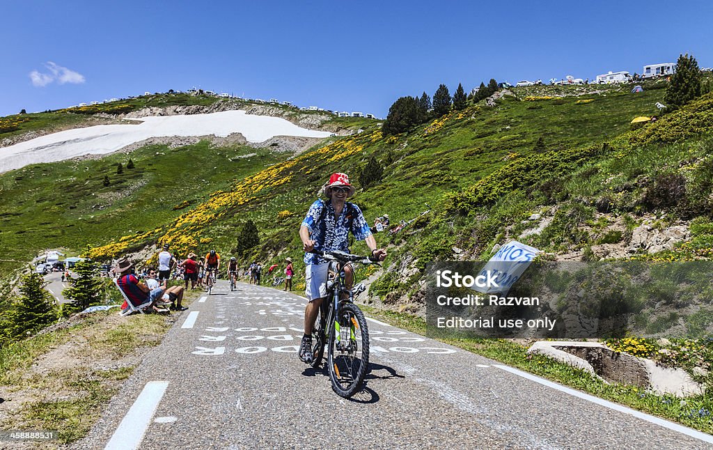 Поклонниками Ле Тур де Франс - Стоковые фото Асфальт роялти-фри