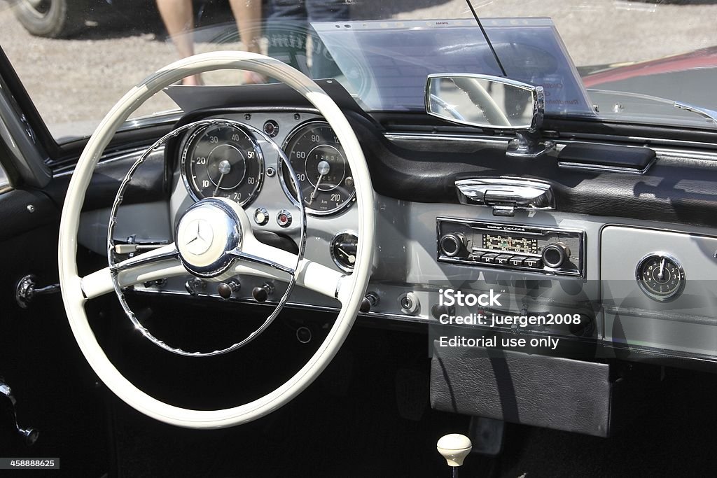 조종석 한 메르세데스 SL 190 Cabrio Oldtimer. - 로열티 프리 1950-1959 년 스톡 사진