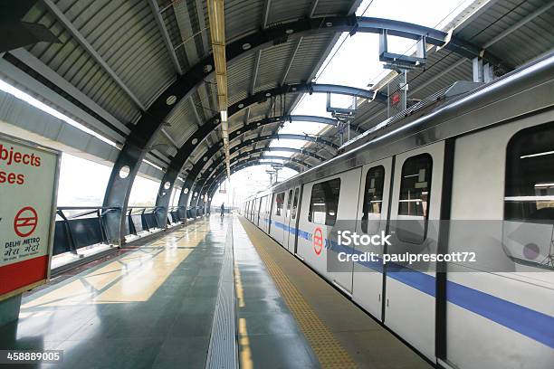 Платформа Железнодорожной Станции — стоковые фотографии и другие картинки Индия - Индия, Метро, Stop - английское слово