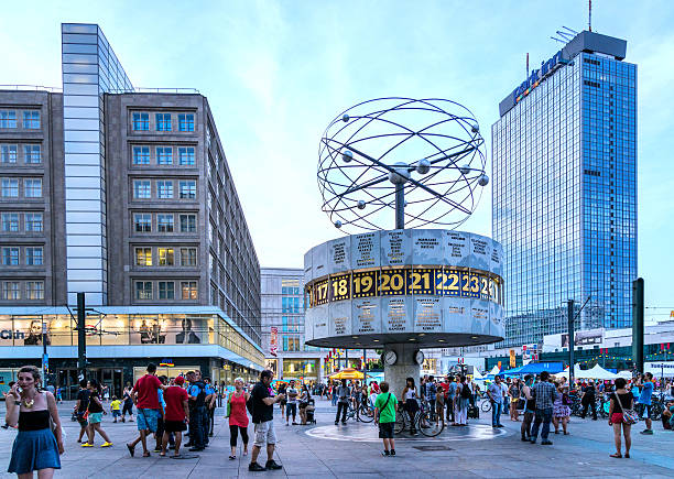 mondo orologio, berlin alexanderplatz - alexanderplatz foto e immagini stock