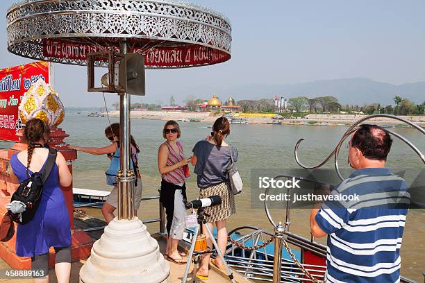 Turistas En Río Mekong Foto de stock y más banco de imágenes de Adulto - Adulto, Agua, Aire libre