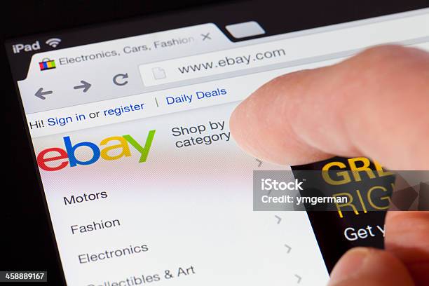 La Navigazione Nel Sito Web Di Ebay Su Ipad - Fotografie stock e altre immagini di eBay - eBay, Vendere, Fare spese